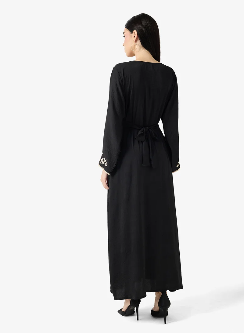 هيا كلوزيت جلابية مطرزة بالزهور في الأمام وحزام